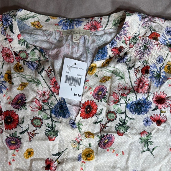 Tops - A beautiful Cracker Barrel beige w multi flowers blouse